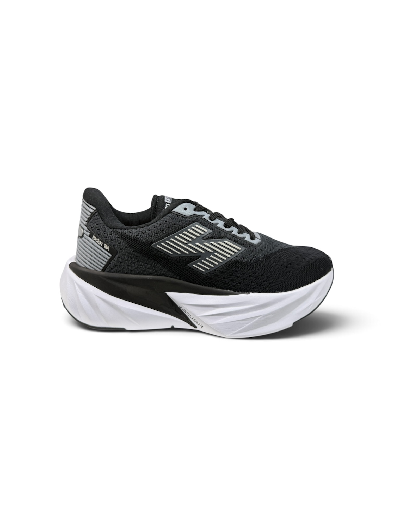 NEW BALANCE FUELCELL REBEL V5 PREMIUM ( PRETO/ BRANCO )